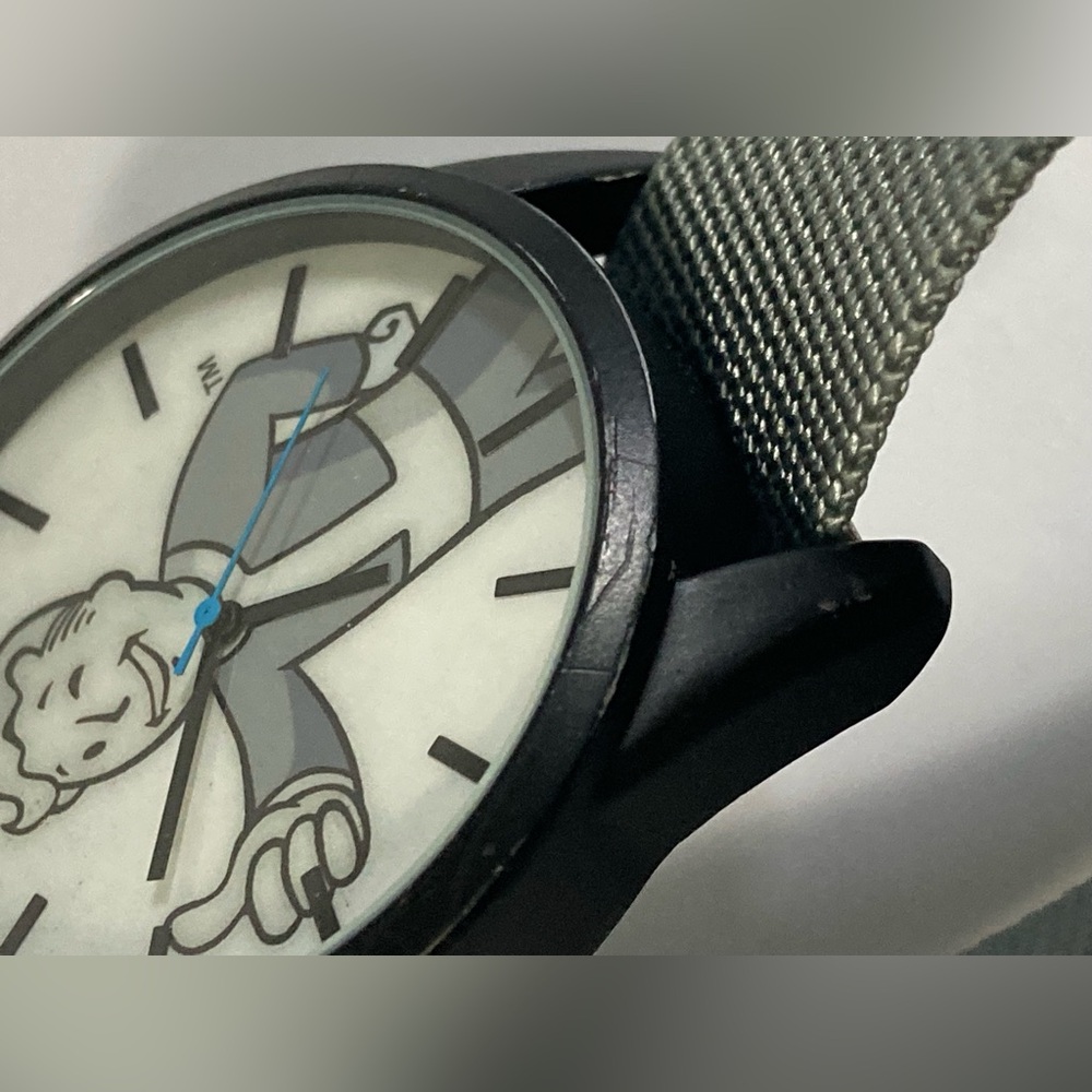 Fallout 2016 Vault Boy watch, Accutime, new battery, extra nato strap, RARE - Picture 10 of 17